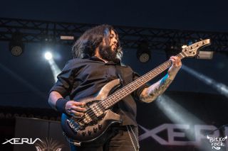 Félix Gacho bajista de Xeria banda de metal melódico