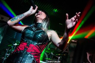 Marina Sweet cantante de Xeria metal melódico en Oviedo